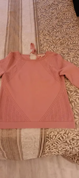 Jersey rosa de punto con detalles. Un uso
