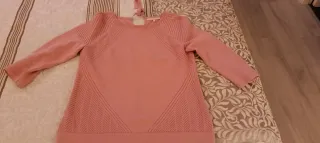 Jersey rosa de punto con detalles. Un uso