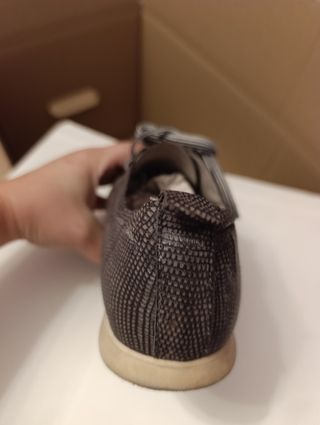 Zapatos grises con cordones