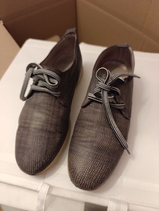 Zapatos grises con cordones