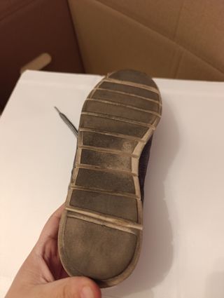 Zapatos grises con cordones