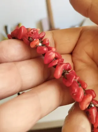 Pulsera macramé y coral