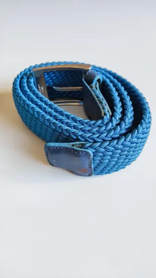 Cinturón trenzado azul de la marca Caramelo