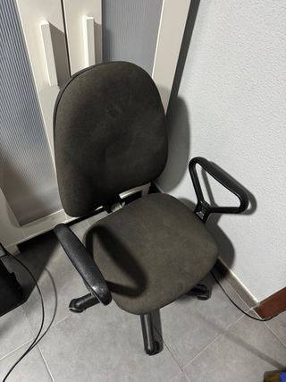 Silla de oficina negra y gris