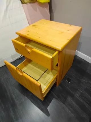 Mesita de noche de madera