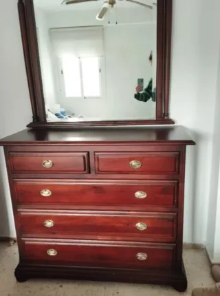 Cómoda de madera y 2 mesitas