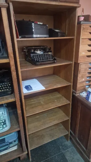 Estantería de madera