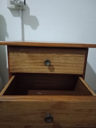 Mesita de noche de madera
