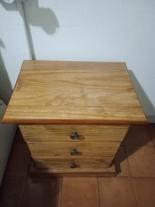Mesita de noche de madera