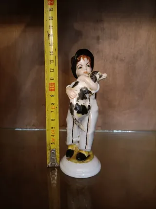 Figura de porcelana niño con perro