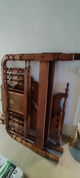 Estructura de cama antigua de madera.