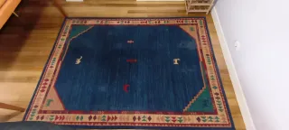 Alfombra azul y multicolor