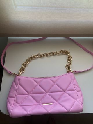 Bolso rosa acolchado con cadena dorada del Bershka