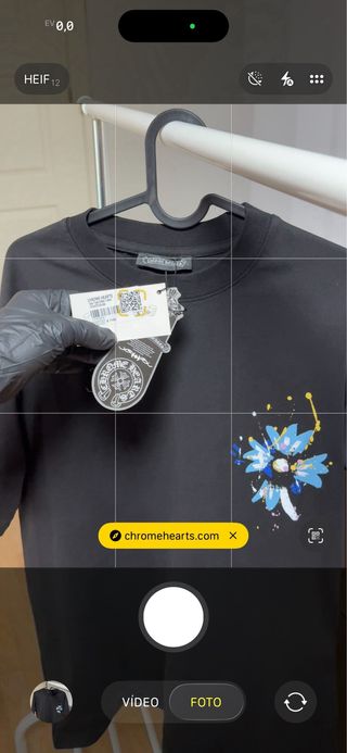 Camiseta negra con estampado floral