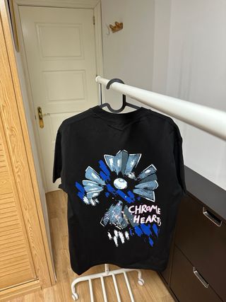 Camiseta negra con estampado floral