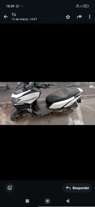 Moto Scooter Daelyn Negra y Blanca