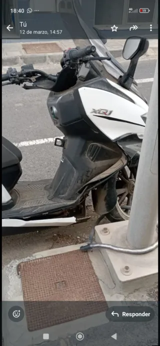 Moto Scooter Daelyn Negra y Blanca