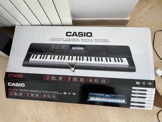 Teclado Casio CT-X700 con soporte y banqueta