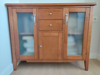Aparador de Madera con Puertas de Cristal