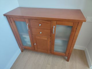 Aparador de Madera con Puertas de Cristal