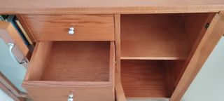 Aparador de Madera con Puertas de Cristal