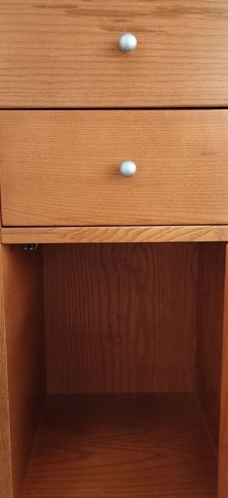 Aparador de Madera con Puertas de Cristal