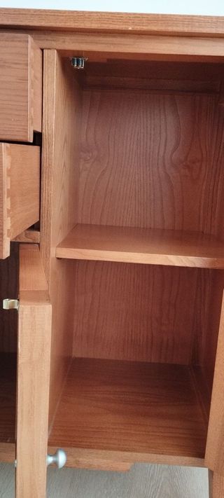 Aparador de Madera con Puertas de Cristal