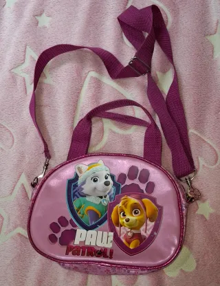 Muñeca con vestidos y libros