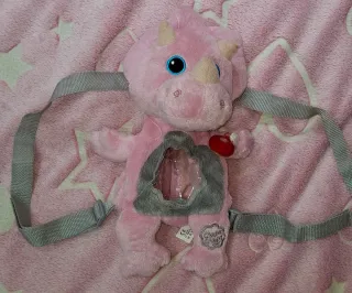 Muñeca con vestidos y libros