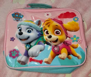 Muñeca con vestidos y libros