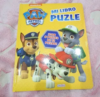 Muñeca con vestidos y libros