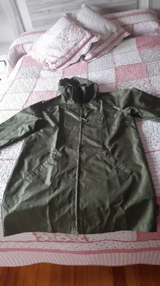 Chubasquero verde con capucha