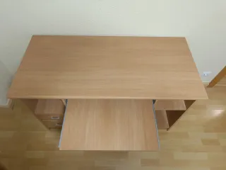 Escritorio de madera con cajones y estantes