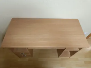 Escritorio de madera con cajones y estantes