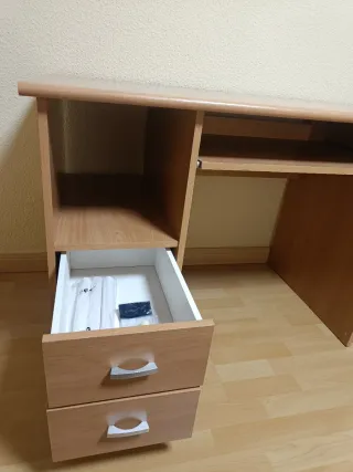 Escritorio de madera con cajones y estantes