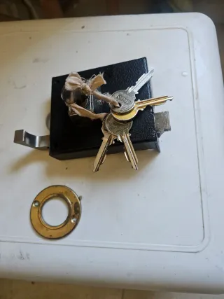 Cerradura con pestillo y puente + 5 llaves
