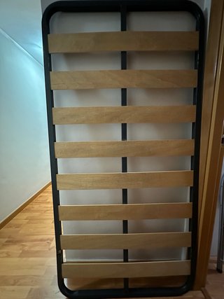 Somier metálico con lamas de madera.