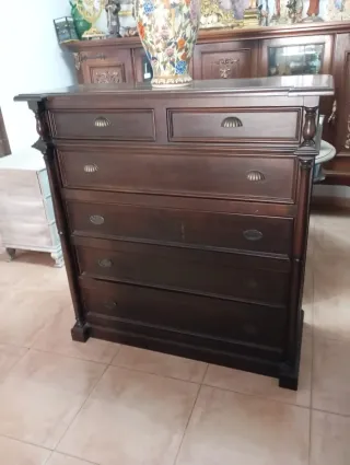 Cómoda de madera oscura.Medidas 1,20×1,10×48