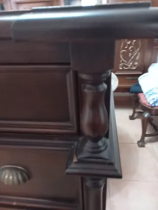 Cómoda de madera oscura.Medidas 1,20×1,10×48