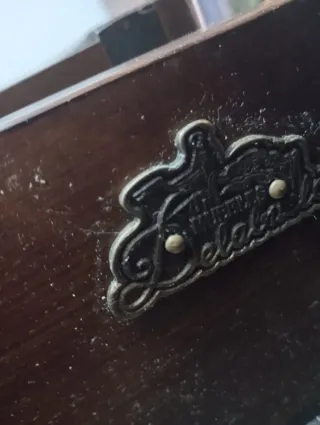 Cómoda de madera oscura.Medidas 1,20×1,10×48