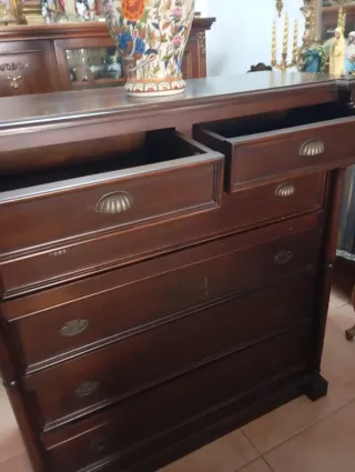 Cómoda de madera oscura.Medidas 1,20×1,10×48