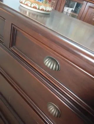 Cómoda de madera oscura.Medidas 1,20×1,10×48