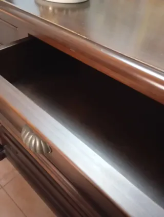 Cómoda de madera oscura.Medidas 1,20×1,10×48