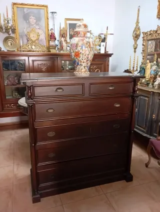 Cómoda de madera oscura.Medidas 1,20×1,10×48