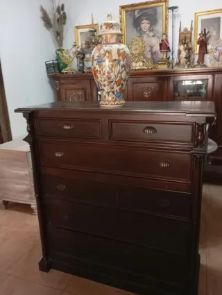 Cómoda de madera oscura.Medidas 1,20×1,10×48