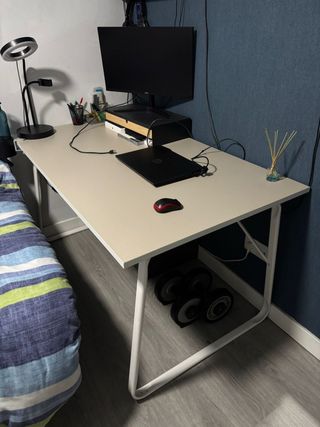 Mesa de escritorio moderna
