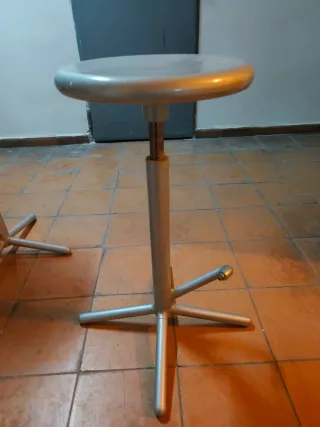 Taburetes metálicos plateados.