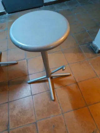 Taburetes metálicos plateados.