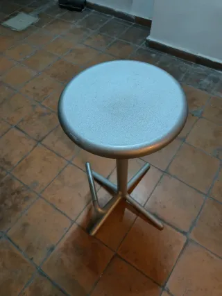 Taburetes metálicos plateados.