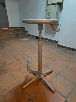 Taburetes metálicos plateados.